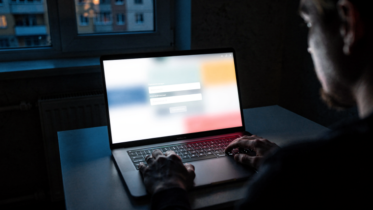 Как работает схема обмана через поддельные сайты и фишинговые формы